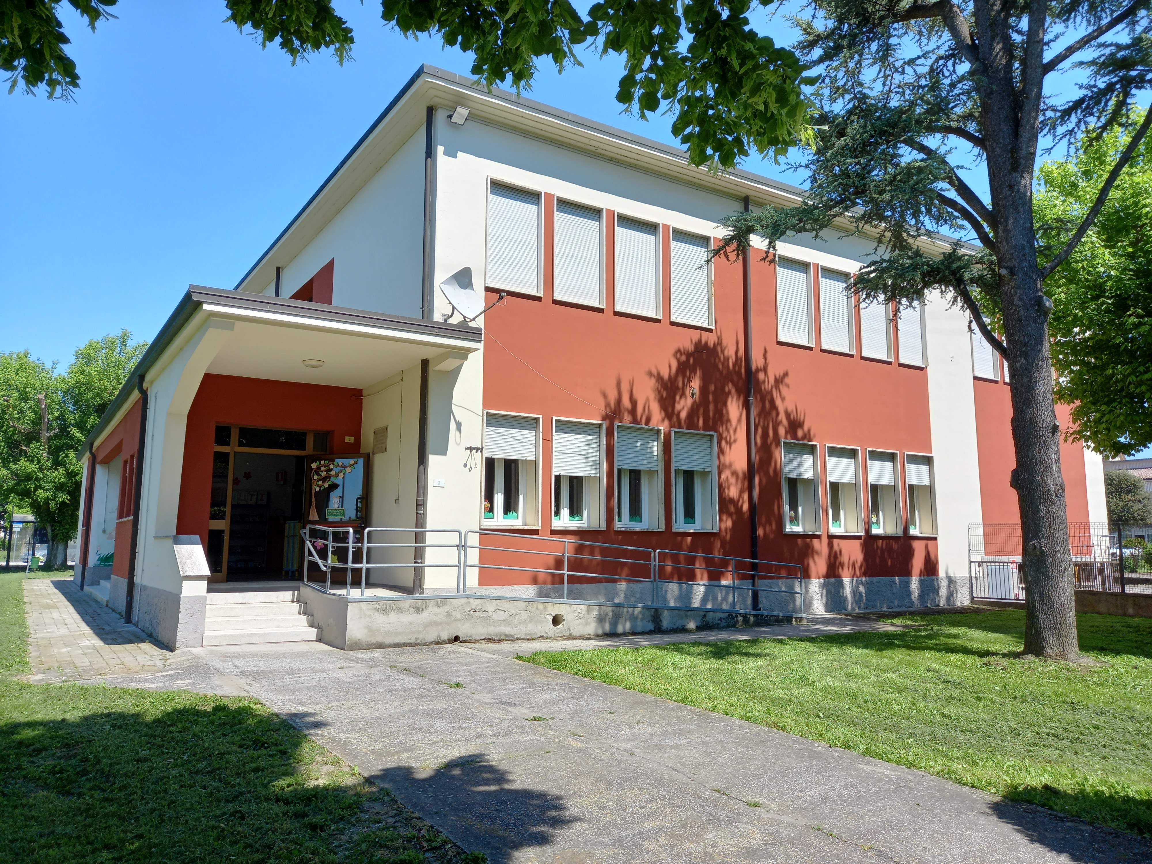 La sede di Guarda Veneta ospita a piano terra le classi 1° e 2° della Scuola Primaria Statale Guarda Veneta - Crespino.  